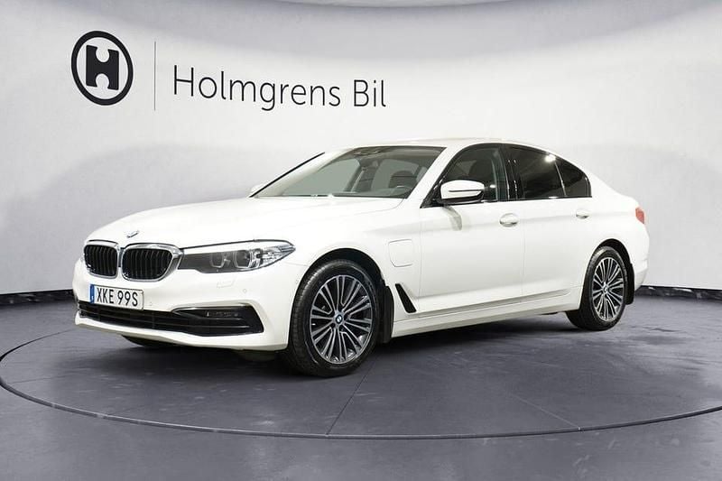 Alpinvit Begagnad 2020 BMW 530 iPerformance Sedan | 299 800 kr (Bra pris) - Bild 1/4