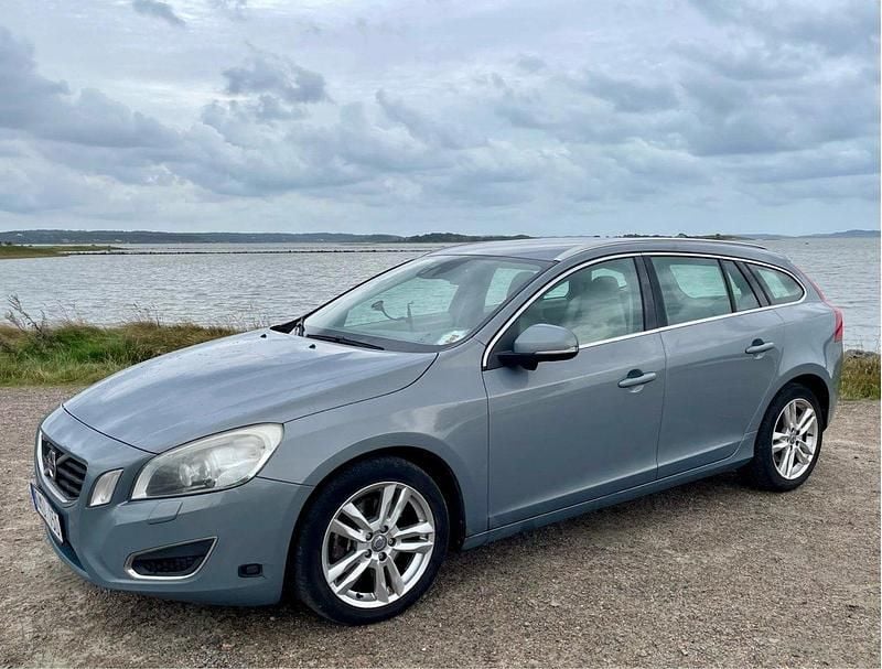 Blå Begagnad 2011 Volvo V60 Summum Kombi | 45 000 kr (Dyr) - Bild 1/4
