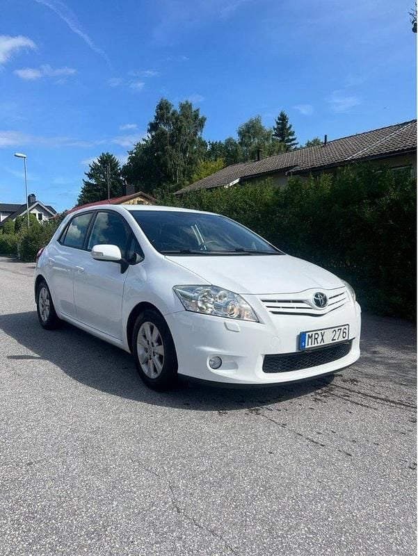 Vit Begagnad 2011 Toyota Auris Plus Halvkombi | 33 000 kr (Bra pris) - Bild 1/4