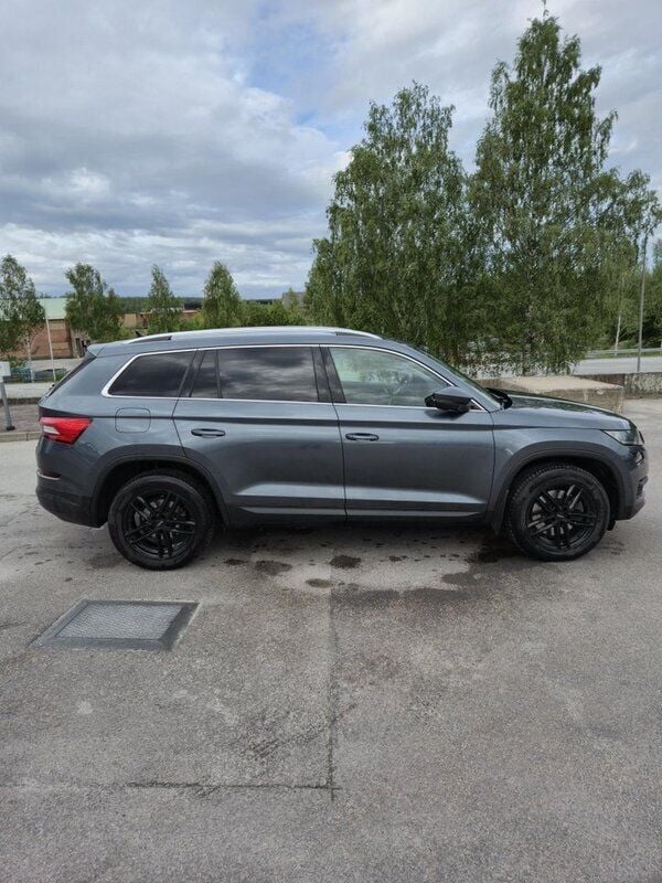 Grå Begagnad 2017 Skoda Kodiaq Business Line SUV | 239 500 kr (Marknadspris) - Bild 1/4