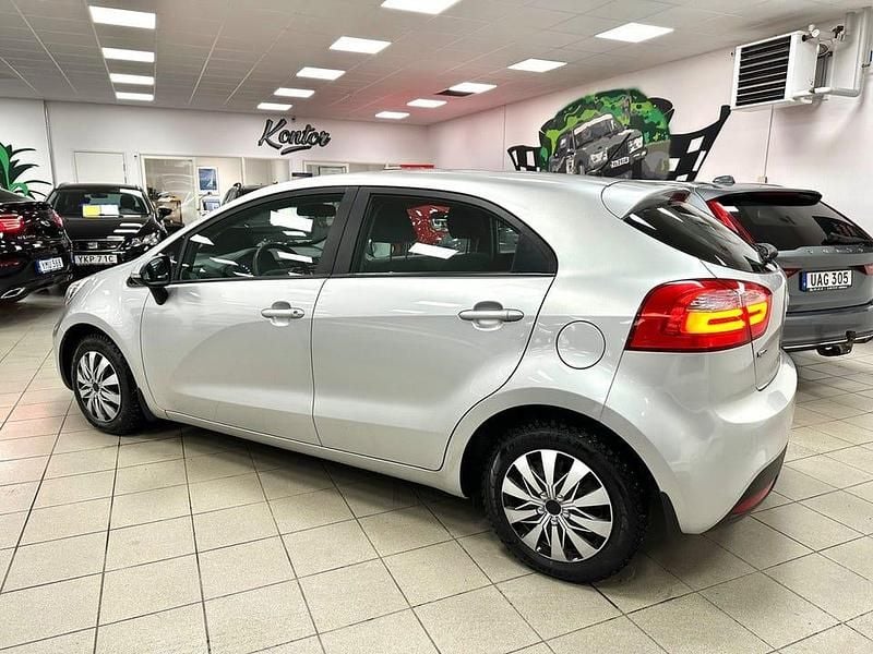 Silvermet Begagnad 2013 Kia Rio Comfort Halvkombi | 64 500 kr (Marknadspris) - Bild 1/4