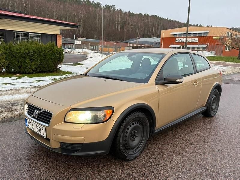 Gul metallic Begagnad 2008 Volvo C30 Halvkombi | 35 000 kr (Marknadspris) - Bild 1/4