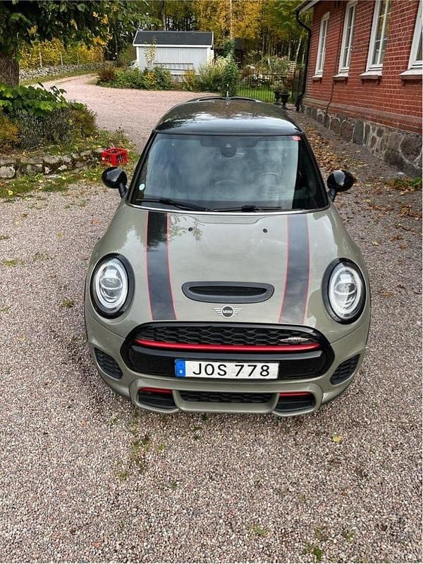 Grå Begagnad 2019 Mini John Cooper Works Halvkombi | 235 000 kr (Marknadspris) - Bild 1/4
