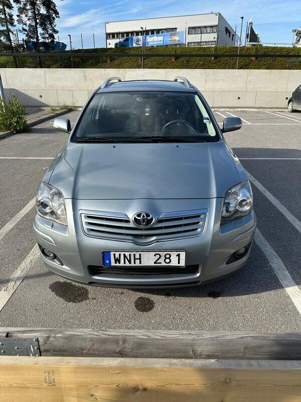 Grå Begagnad 2007 Toyota Avensis Kombi | 39 900 kr (Lite dyr) - Bild 1/4