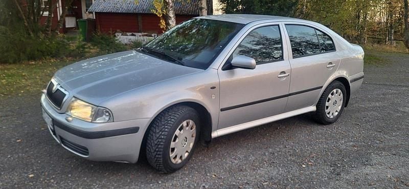 Silver Begagnad 2001 Skoda Octavia Tour Halvkombi | 21 000 kr (Marknadspris) - Bild 1/3