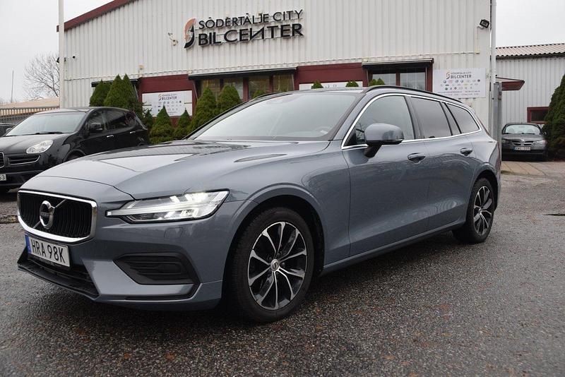Grå Begagnad 2021 Volvo V60 Momentum Kombi | 239 900 kr (Marknadspris) - Bild 1/4