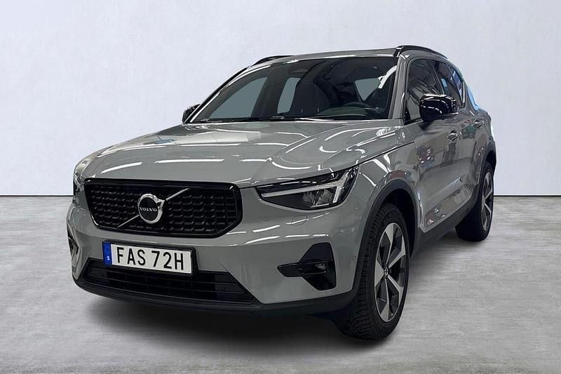 Grå Begagnad 2024 Volvo XC40 Plus SUV | 469 000 kr - Bild 1/4