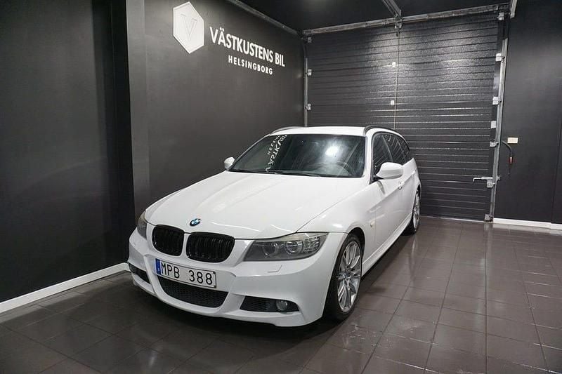 Vit Begagnad 2010 BMW 325 Comfort Edition Kombi | 89 900 kr (Marknadspris) - Bild 1/4