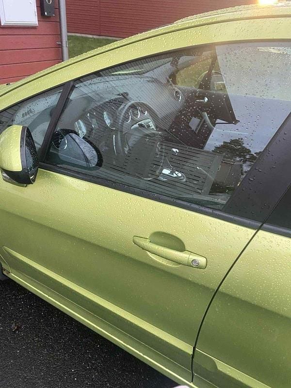 Grön Begagnad 2009 Peugeot 308 Halvkombi | 40 000 kr (Bra pris) - Bild 1/3