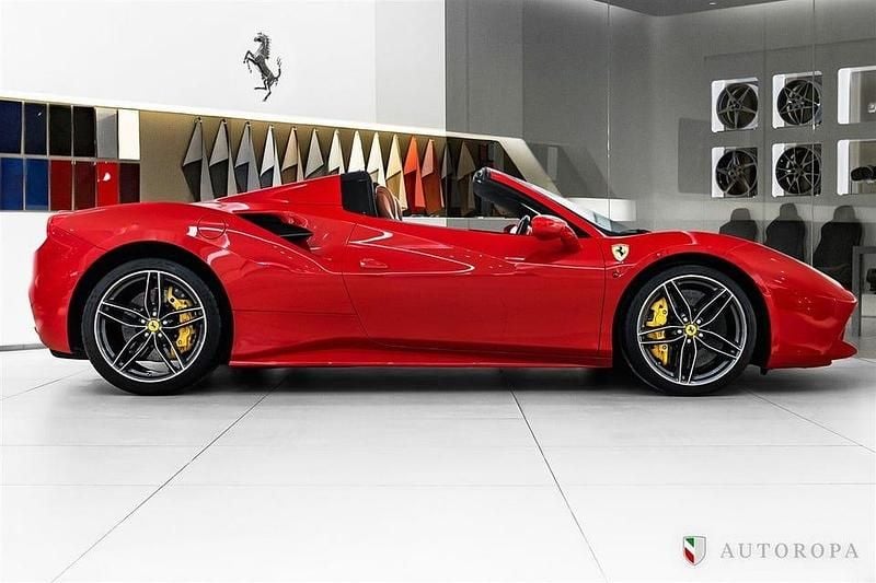 Begagnad Ferrari 488 670 HK (492 kW) 2019 Röd Cab