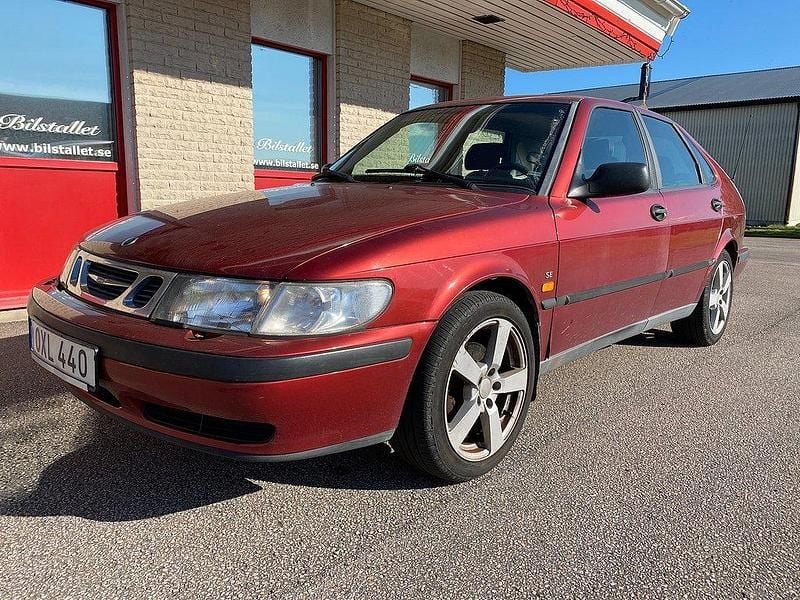 Mörkröd Begagnad 1999 Saab 9-3 Halvkombi | 9 500 kr (Superpris) - Bild 1/4