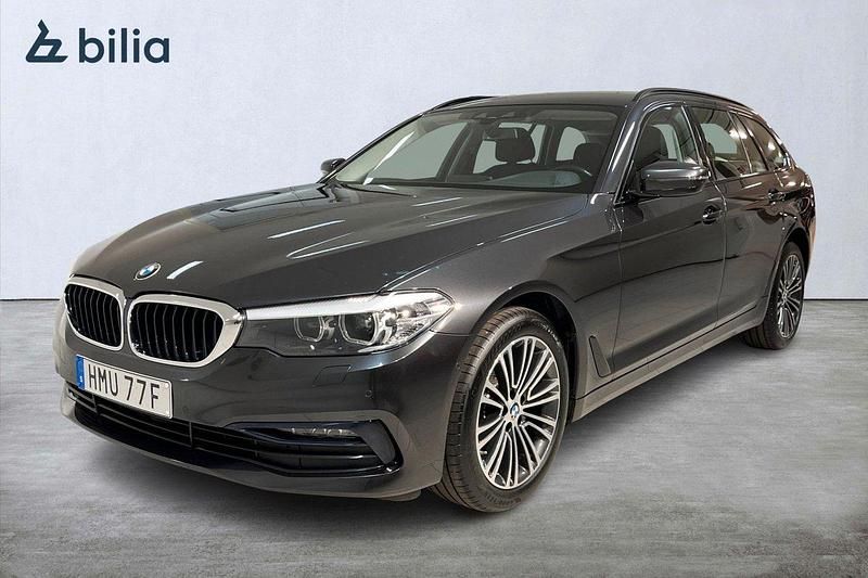Grå Begagnad 2019 BMW 520 Sport Line Kombi | 299 900 kr (Marknadspris) - Bild 1/4