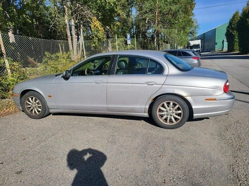 Grå Begagnad 2002 Jaguar S-Type S Sedan | 22 500 kr (Marknadspris) - Bild 1/4