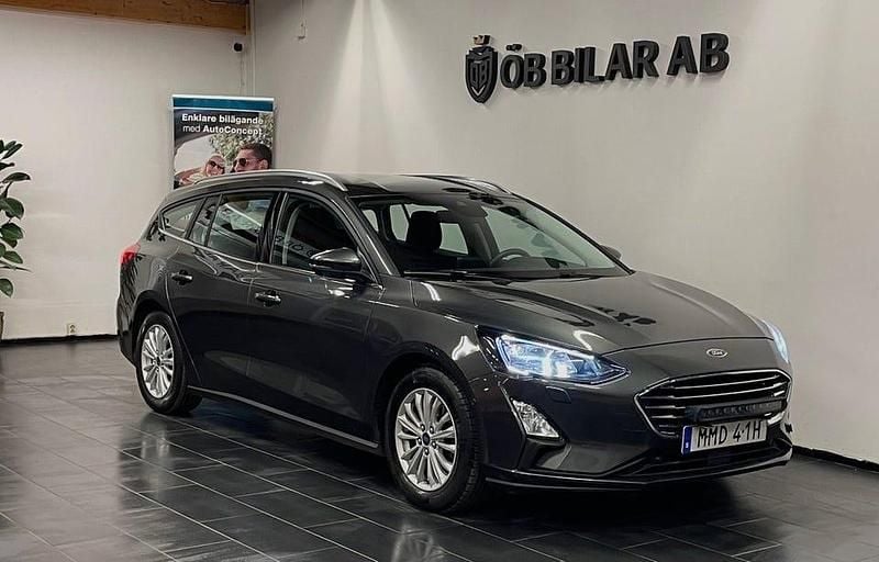 Grå Begagnad 2020 Ford Focus Titanium Kombi | 149 900 kr (Marknadspris) - Bild 1/4