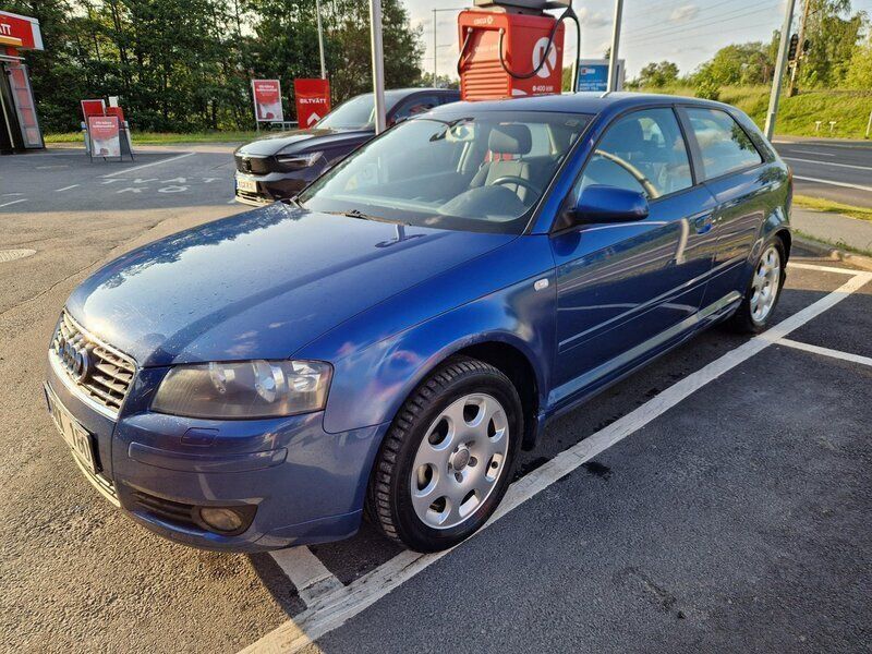 Blå Begagnad 2004 Audi A3 Attraction Halvkombi | 22 000 kr (Marknadspris) - Bild 1/4