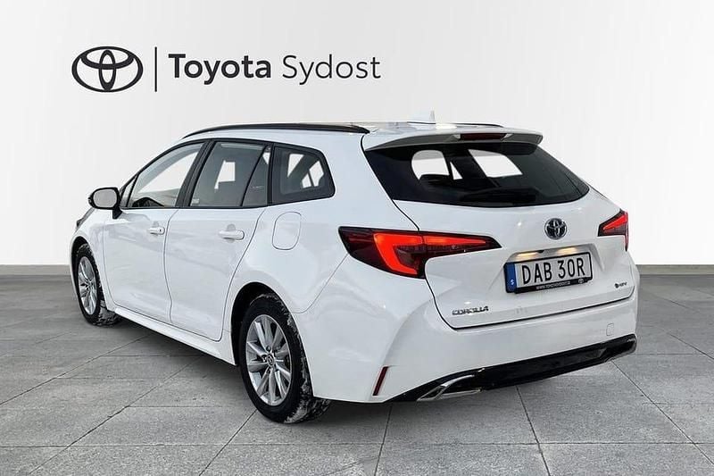 Vit Begagnad 2025 Toyota Corolla Active Kombi | 298 500 kr (Bra pris) - Bild 1/4