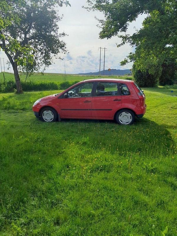 Röd Begagnad 2004 Ford Fiesta Halvkombi | 22 000 kr (Bra pris) - Bild 1/4