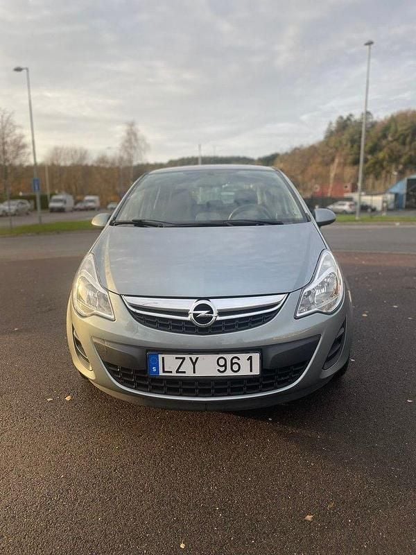 Grå Begagnad 2012 Opel Corsa Enjoy Halvkombi | 56 900 kr (Marknadspris) - Bild 1/4