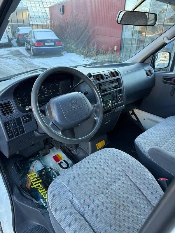 Begagnad Toyota HiAce 102 HK (75 kW) 2006 Vit
