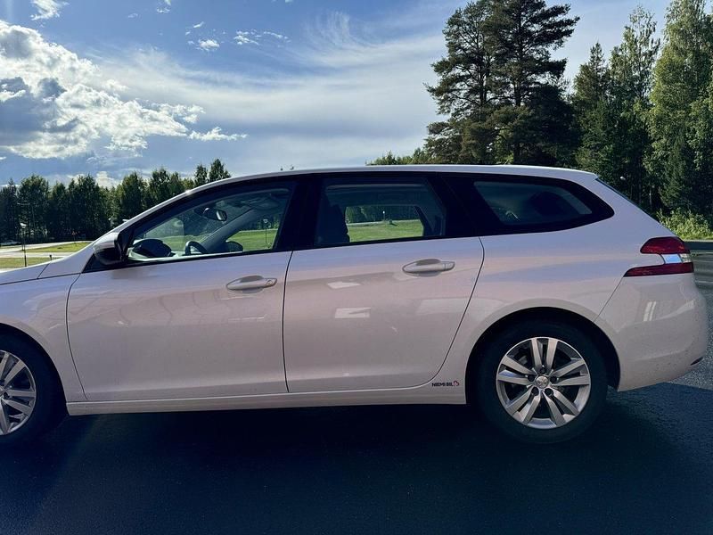 Vit Begagnad 2016 Peugeot 308 Active Kombi | 90 000 kr (Marknadspris) - Bild 1/4
