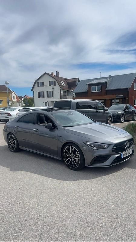 Begagnad 2021 Mercedes CLA35 AMG AMG Sportkupé | 475 000 kr - Bild 1/4