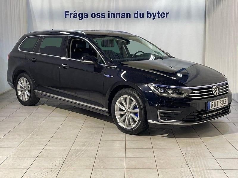 Svart Begagnad 2017 VW Passat GTE Kombi | 159 900 kr (Marknadspris) - Bild 1/4