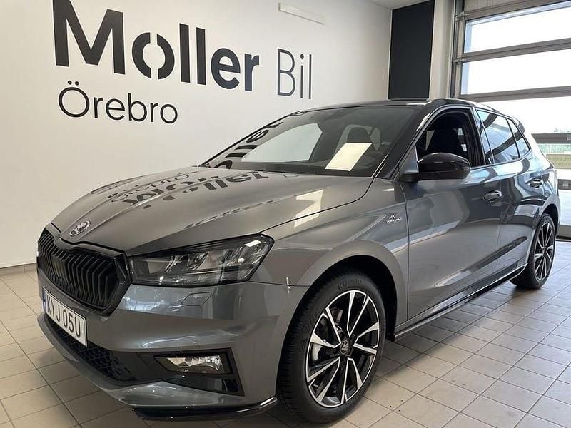 Grå (graphite grey metallic bl) Ny 2025 Skoda Fabia Monte Carlo Halvkombi | 282 800 kr (Lite dyr) - Bild 1/4