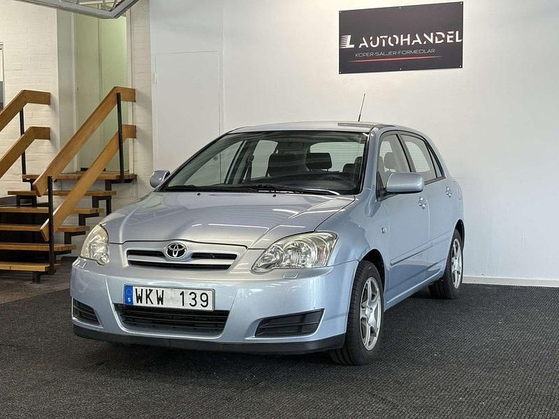Ljusblå Begagnad 2004 Toyota Corolla Halvkombi | 34 900 kr (Marknadspris) - Bild 1/4