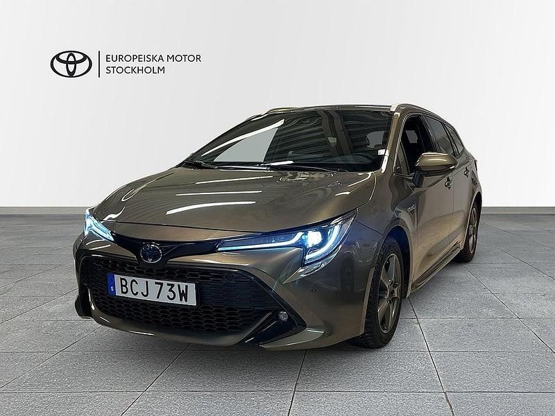 Grön Begagnad 2021 Toyota Corolla Style Kombi | 264 900 kr (Marknadspris) - Bild 1/3