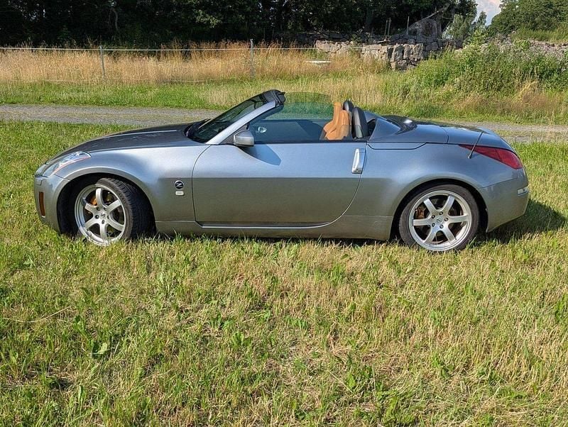 Grå Begagnad 2005 Nissan 350Z Cab | 175 000 kr (Bra pris) - Bild 1/4