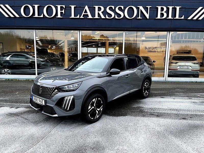 Grå Begagnad 2023 Peugeot 2008 GTi SUV | 239 500 kr (Marknadspris) - Bild 1/4