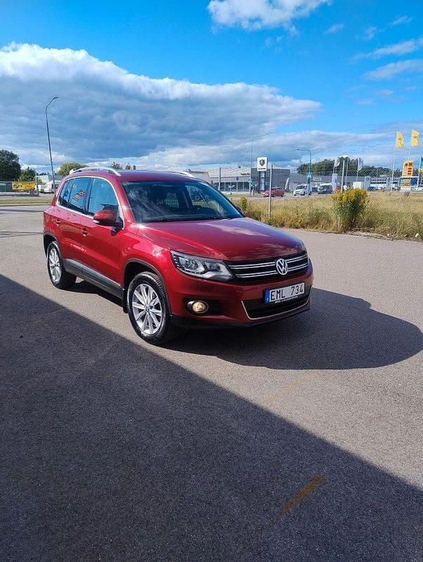 Röd Begagnad 2013 VW Tiguan Sportline SUV | 124 900 kr (Marknadspris) - Bild 1/4