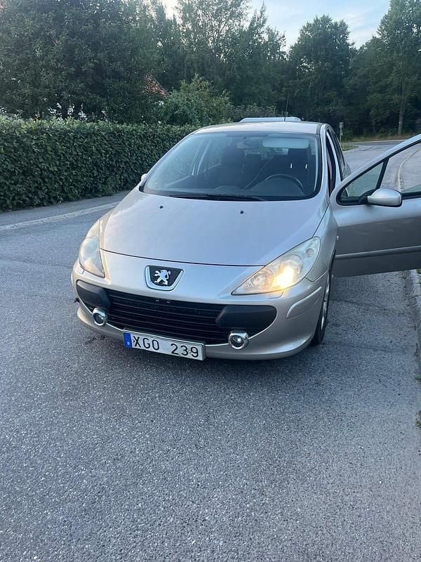Begagnad 2006 Peugeot 307 Halvkombi | 34 000 kr (Lite dyr) - Bild 1/4