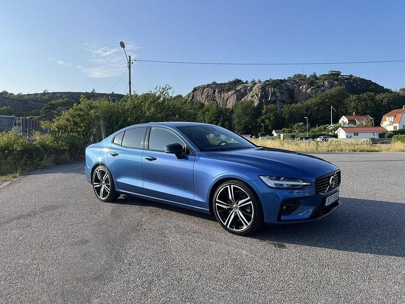 Blå Begagnad 2021 Volvo S60 R-Design Sedan | 339 000 kr (Marknadspris) - Bild 1/4