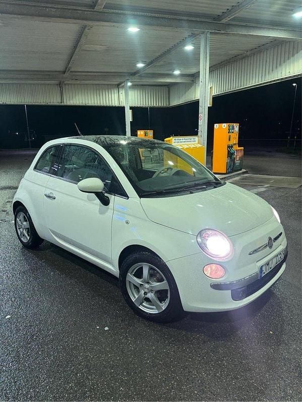 Vit Begagnad 2012 Fiat 500 Lounge Halvkombi | 49 900 kr (Marknadspris) - Bild 1/4