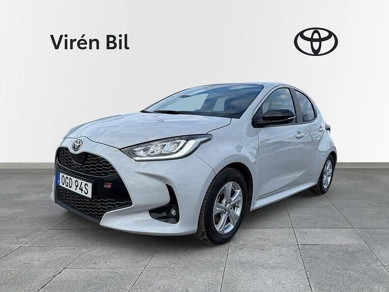 Begagnad Toyota Yaris Hybrid Sport 117 HK (86 kW) 2022 Grå Halvkombi