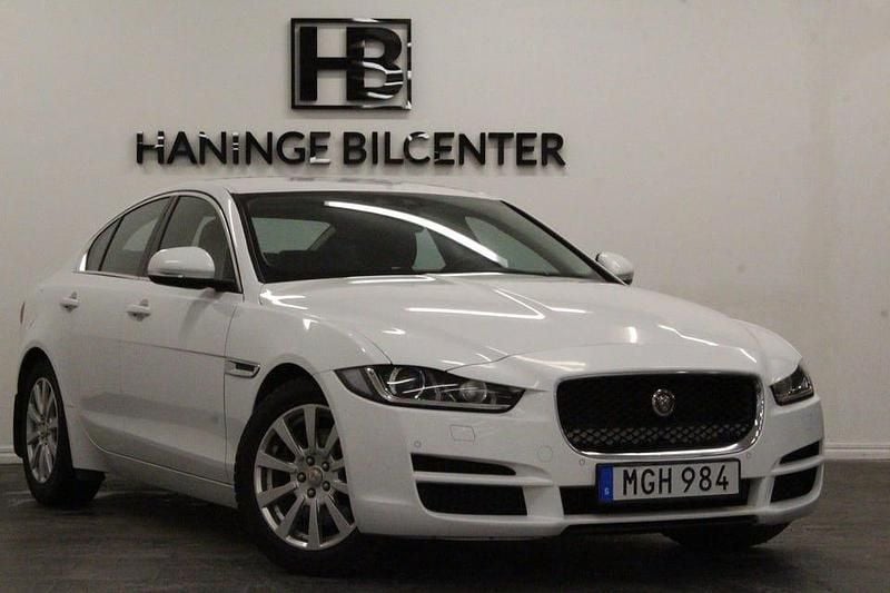Begagnad Jaguar XE 180 HK (132 kW) 2016 Vit Sedan