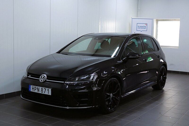 Svart Begagnad 2015 VW Golf VII R Halvkombi | 249 900 kr (Marknadspris) - Bild 1/4