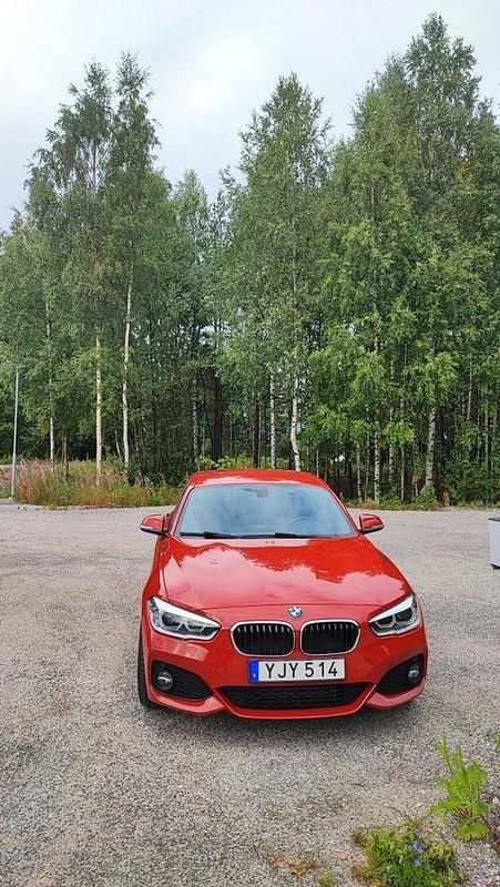 Röd Begagnad 2017 BMW 118 M Sport Halvkombi | 179 000 kr (Marknadspris) - Bild 1/4