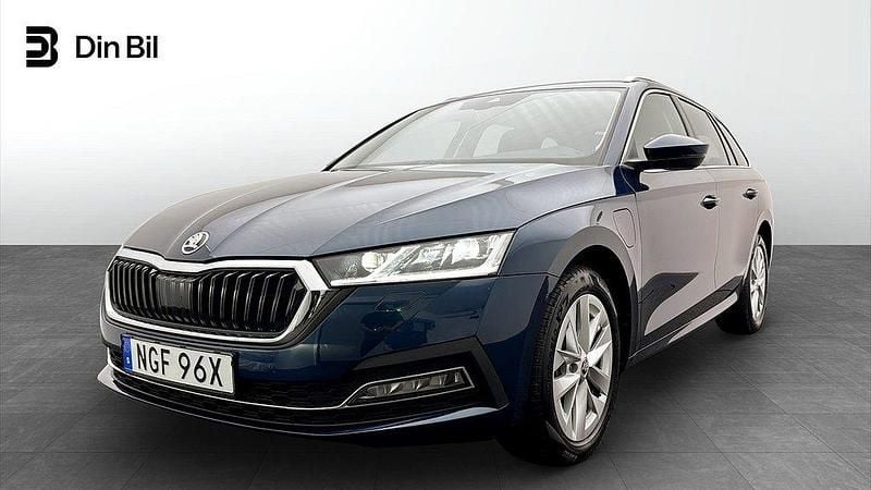 Blå (lava blue metallic) Begagnad 2023 Skoda Octavia Style Kombi | 319 900 kr (Marknadspris) - Bild 1/4