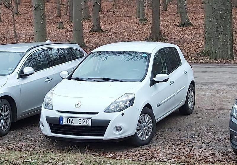 Begagnad Renault Clio R.S. 75 HK (55 kW) 2011 Halvkombi