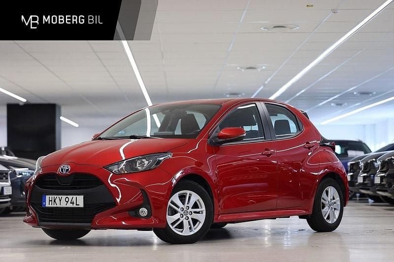 Röd Begagnad 2022 Toyota Yaris Hybrid Active Halvkombi | 189 900 kr (Marknadspris) - Bild 1/3