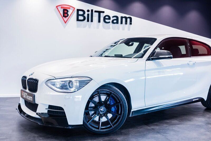 Vit Begagnad 2015 BMW M135 Advantage Halvkombi | 249 900 kr (Superpris) - Bild 1/4