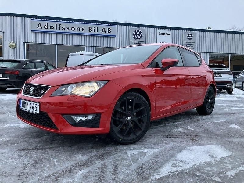 Röd Begagnad 2016 Seat Leon FR Halvkombi | 142 000 kr (Marknadspris) - Bild 1/4