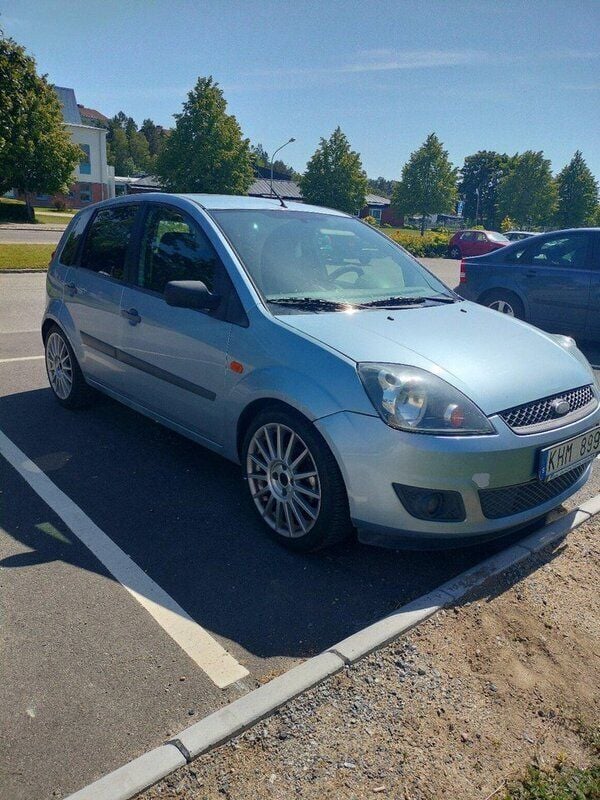 Blå Begagnad 2007 Ford Fiesta Halvkombi | 9 500 kr (Superpris) - Bild 1/4