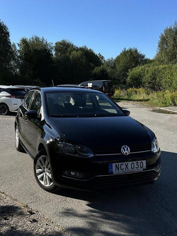 Svart Begagnad 2016 VW Polo Halvkombi | 104 500 kr (Marknadspris) - Bild 1/4