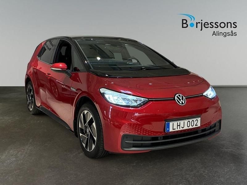 Mörkröd (röd) Begagnad 2022 VW ID.3 Pro Performance Halvkombi | 269 900 kr (Marknadspris) - Bild 1/4