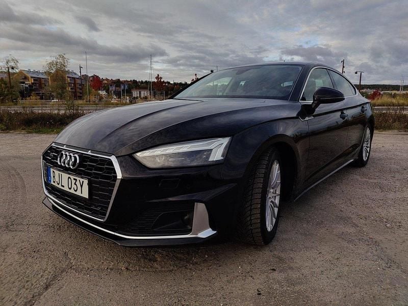 Svart Begagnad 2021 Audi A5 Sportback Halvkombi | 289 000 kr (Superpris) - Bild 1/4