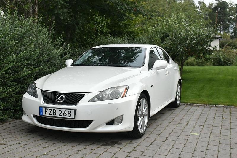 Vit Begagnad 2007 Lexus IS250 Sedan | 79 000 kr (Marknadspris) - Bild 1/4