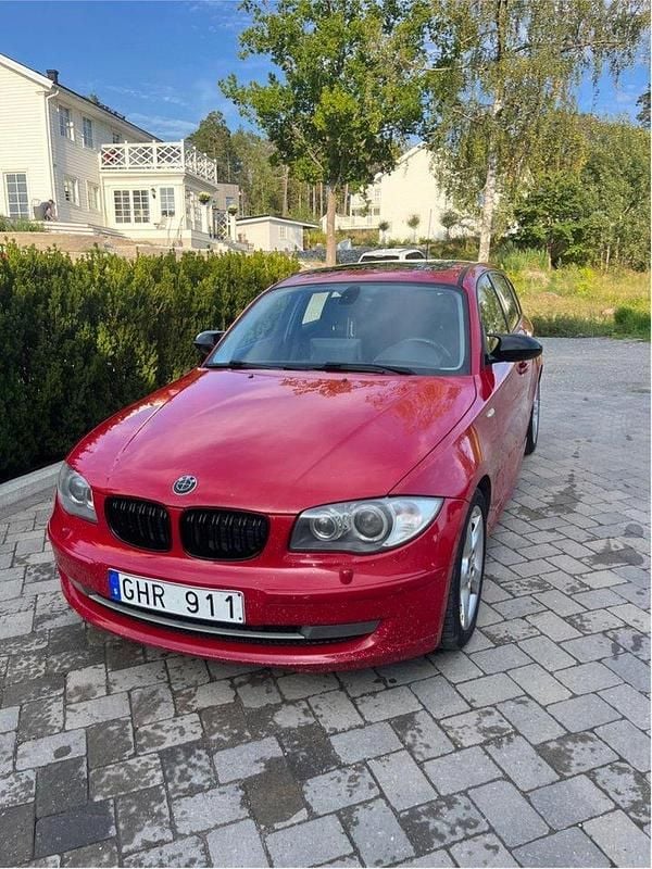 Röd Begagnad 2008 BMW 118 Advantage Halvkombi | 45 000 kr (Marknadspris) - Bild 1/4